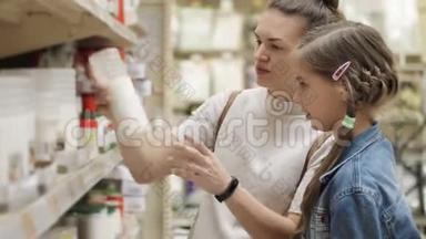 漂亮的女人买室内用品，妈妈和孩子一起在超市挑选产品，家人在超市购物